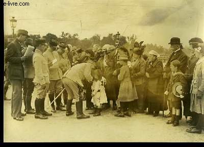 Photographie originale, albumine, en noir et blanc, du Gnral Galopin remettant des dclarations aux familles, sur l'Esplanades des Invalides, le 25 mai 1916