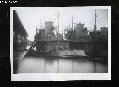 1 Photographie originale en noir et blanc, de 2 navires  quai ( Provenant des Archives d'un Armateur de Pche  la Morue de Bgles (Gironde - 33)).