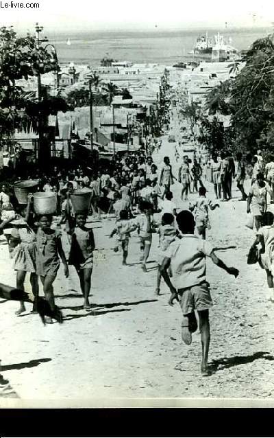Photographie originale d'une rue d'une ville d'Hati (extraites de l'mission 