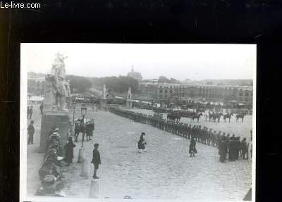 Photographie ancienne reproduite de la Place d'Armes de Versailles, pendant la signature du Trait de Paix, le 28 juin 1919