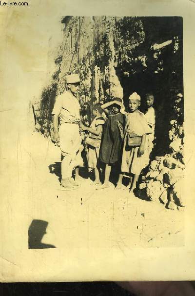 Une photographie originale, d'un soldat d'Afrique du Nord avec 4 enfants devant une paroi rocheuse.