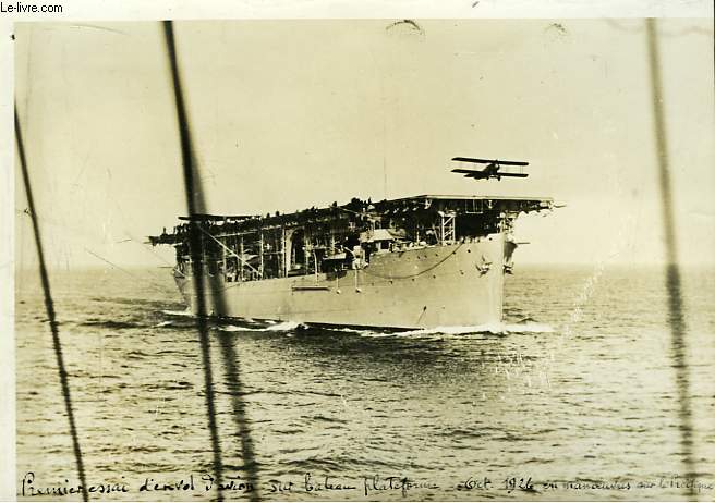 Une reproduction photographique du premier essai d'envol d'un hydravion sur bateau plateforme (le Langley), en octobre 1926, en manoeuvre sur le Pacifique.
